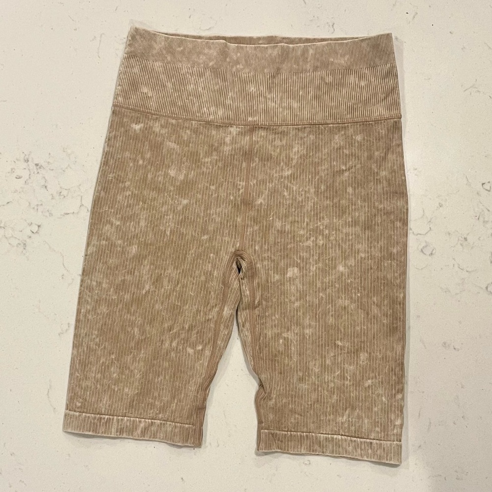 SAGE COLLECTIVE Tan Biker Shorts Medium ☀️ 🍑